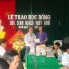 Hình trao học bổng 2010 Miền Trung
