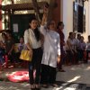 Cộng tac viên - một trong những tấm lòng vàng của UMN tặng quà học sinh  trường  Khuyết Tật.