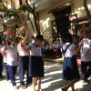 Cộng tac viên - một trong những tấm lòng vàng của UMN tặng quà học sinh  trường  Khuyết Tật.